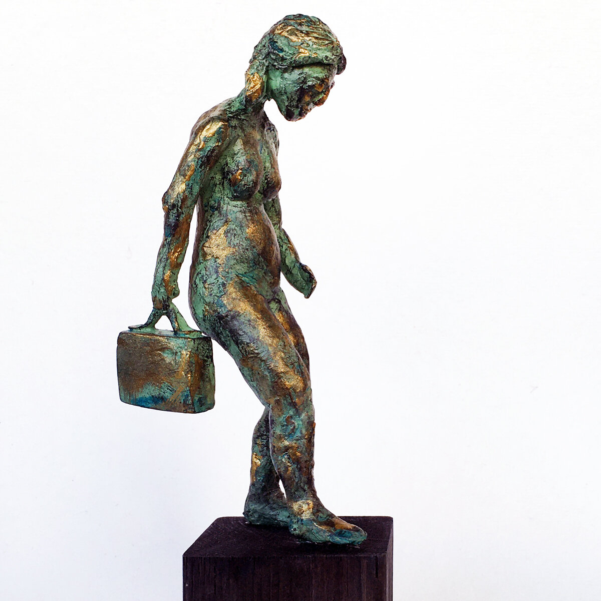 "På väg" skulptur i papiermaché. Höjd 25 cm. 2900 kr.