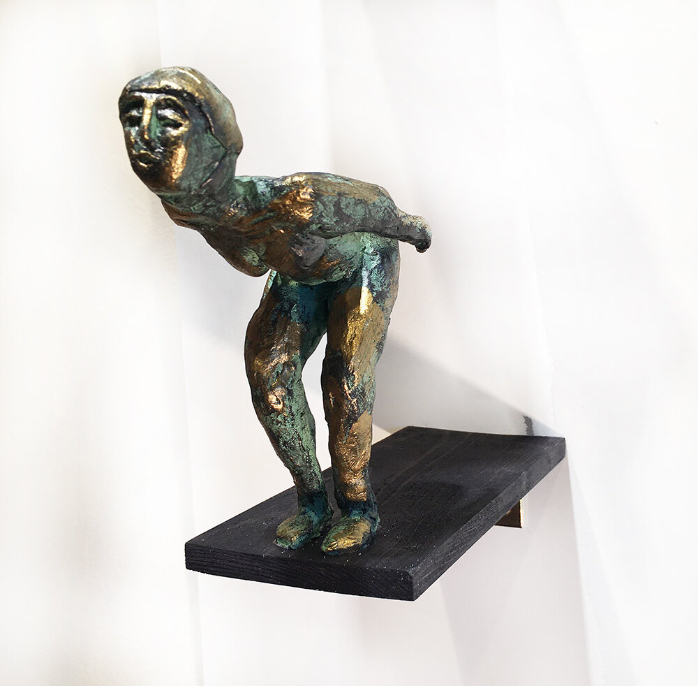 "På det tredje" skulptur i papiermaché. Höjd 14 cm. 2900 kr.