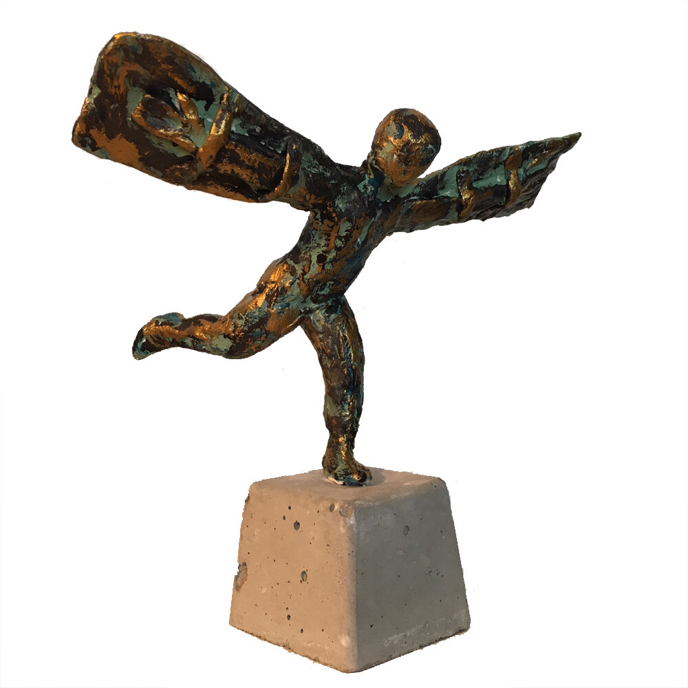"Ikaros" skulptur i papiermaché. Höjd 14 cm. 2400 kr.