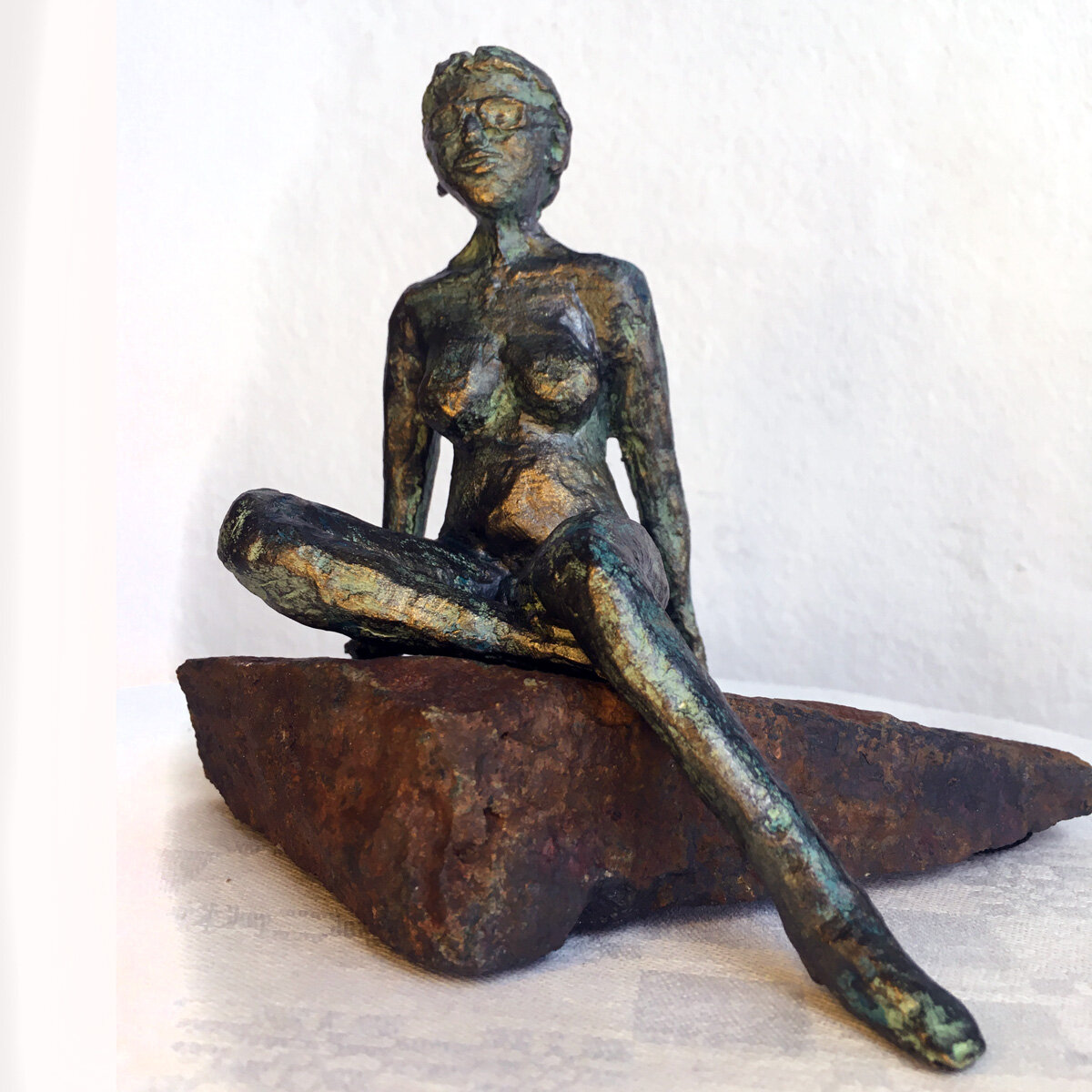 "Solvarm klippa" skulptur i papiermaché. Höjd 13 cm. 2900 kr.
